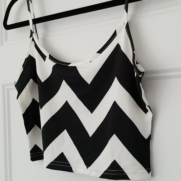 Cropped Black & White Chevron Tank Top - Picture 3 of 4